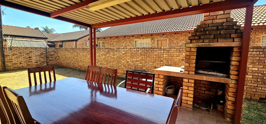 2 Bedroom Property for Sale in Eldoraigne Gauteng