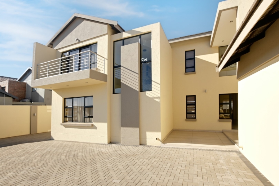 5 Bedroom Property for Sale in Pebble Rock Golf Village Gauteng