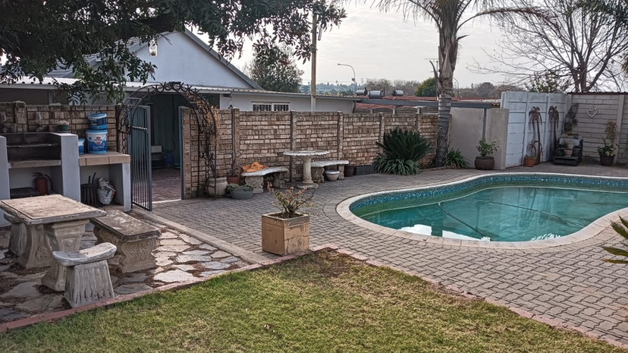 To Let 1 Bedroom Property for Rent in Edleen Gauteng