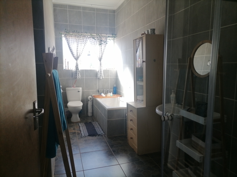 5 Bedroom Property for Sale in Vleikop A H Gauteng