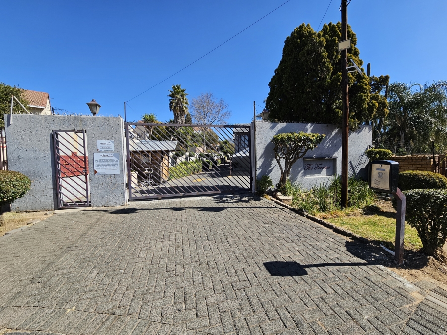 2 Bedroom Property for Sale in Corlett Gardens Gauteng