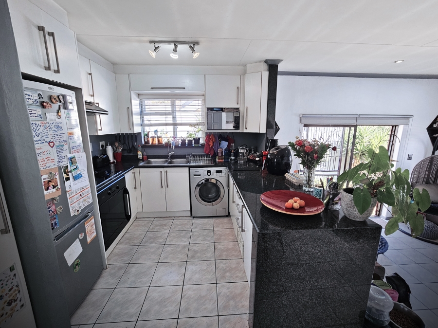 2 Bedroom Property for Sale in Corlett Gardens Gauteng