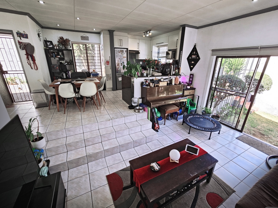 2 Bedroom Property for Sale in Corlett Gardens Gauteng