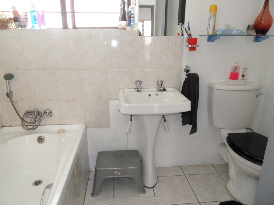 2 Bedroom Property for Sale in Corlett Gardens Gauteng