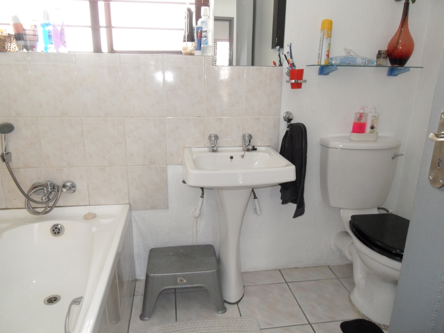 2 Bedroom Property for Sale in Corlett Gardens Gauteng