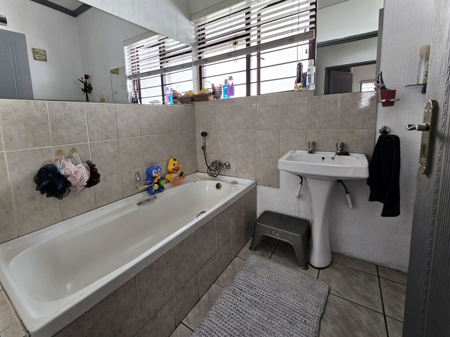 2 Bedroom Property for Sale in Corlett Gardens Gauteng