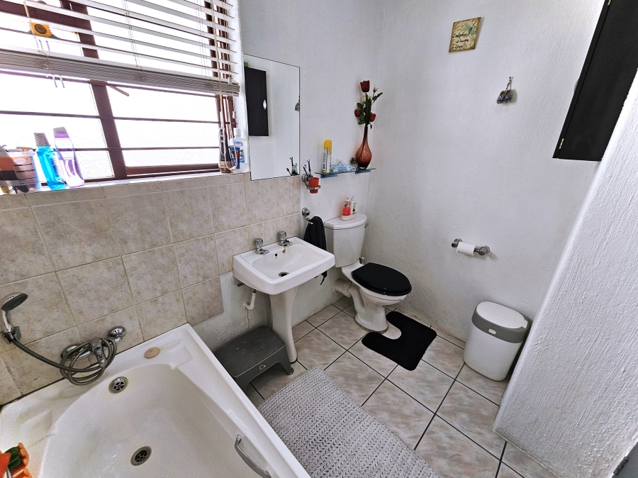 2 Bedroom Property for Sale in Corlett Gardens Gauteng