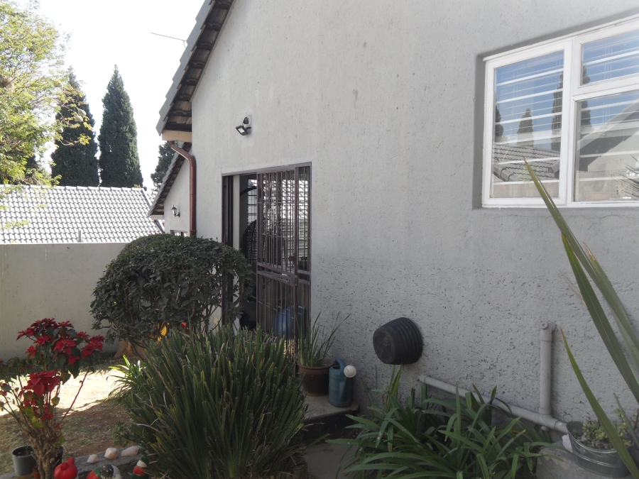 2 Bedroom Property for Sale in Corlett Gardens Gauteng