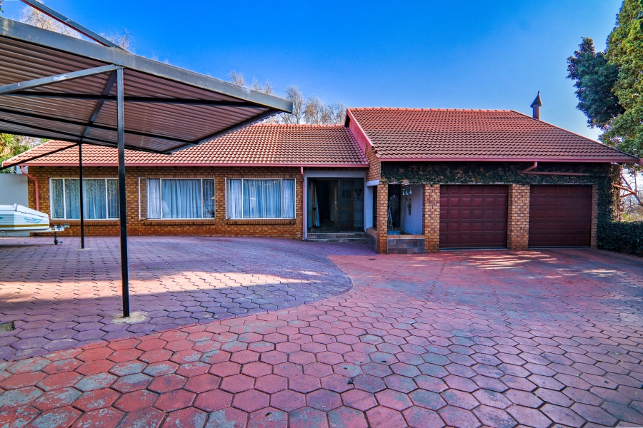 4 Bedroom Property for Sale in Zwartkop Gauteng