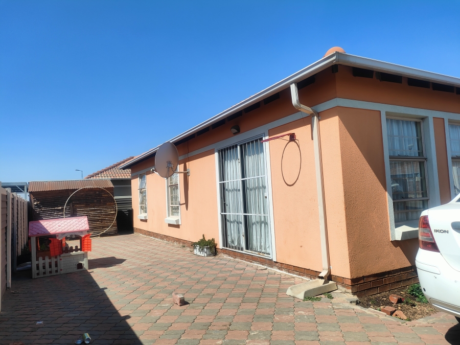 3 Bedroom Property for Sale in Andeon Gauteng