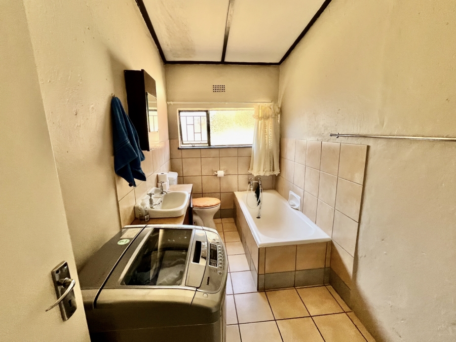 To Let 2 Bedroom Property for Rent in Glen Austin Gauteng