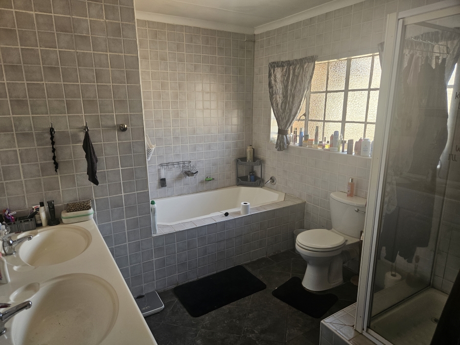 To Let 4 Bedroom Property for Rent in Doornpoort Gauteng