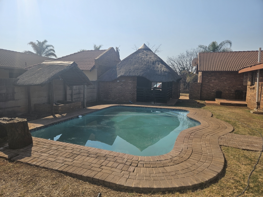 To Let 4 Bedroom Property for Rent in Doornpoort Gauteng