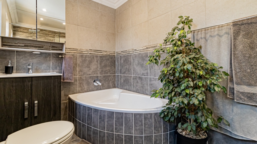 4 Bedroom Property for Sale in Brackenhurst Gauteng