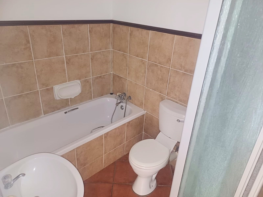 2 Bedroom Property for Sale in Die Hoewes Gauteng