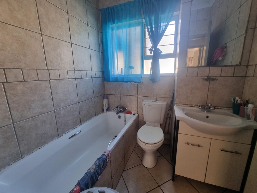 2 Bedroom Property for Sale in Leeuwenhof Estate Gauteng