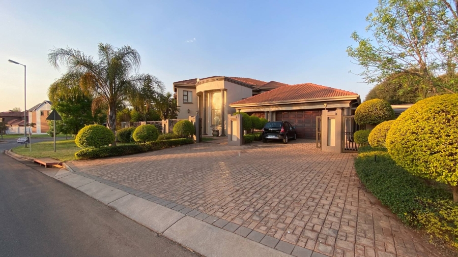 5 Bedroom Property for Sale in Zambezi Country Estate Gauteng