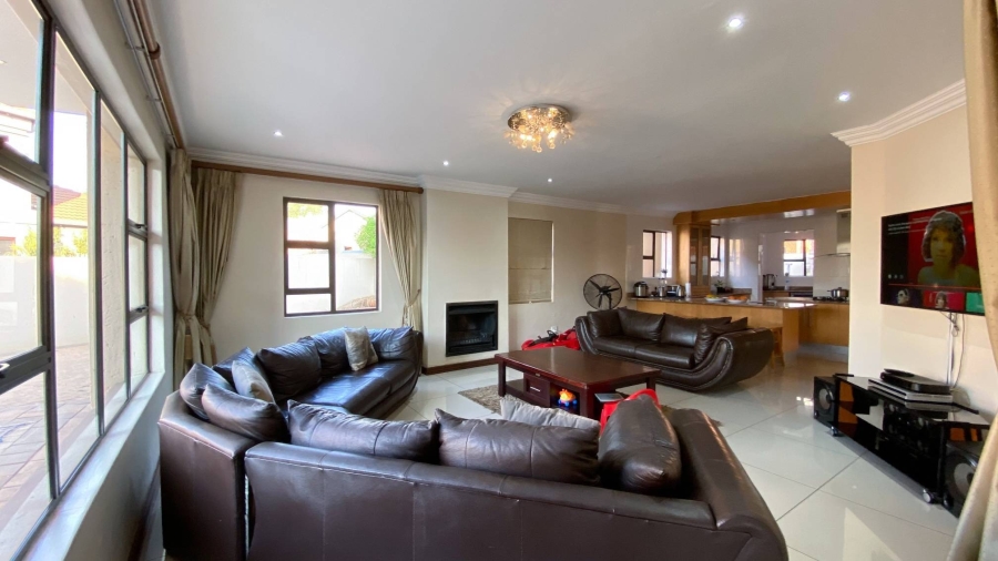 5 Bedroom Property for Sale in Zambezi Country Estate Gauteng