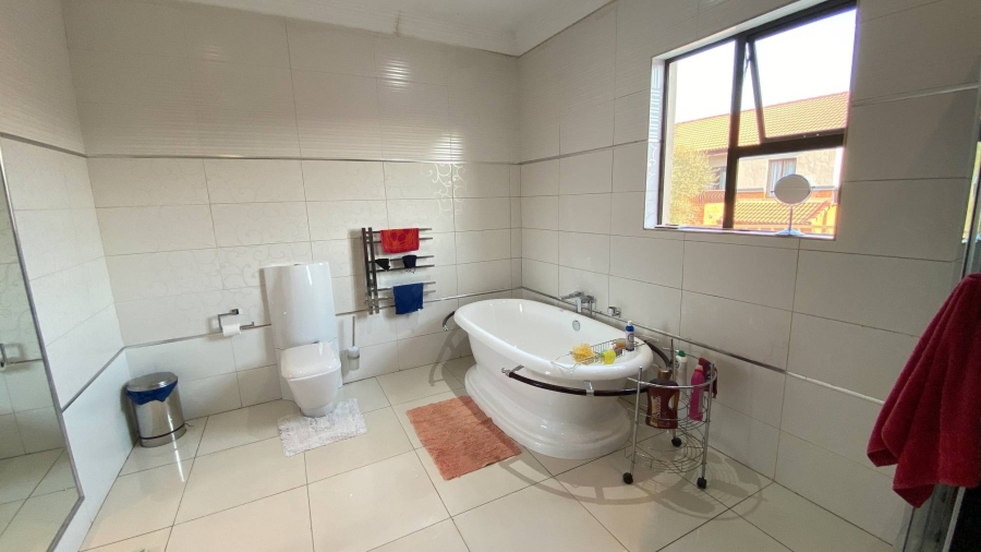 5 Bedroom Property for Sale in Zambezi Country Estate Gauteng