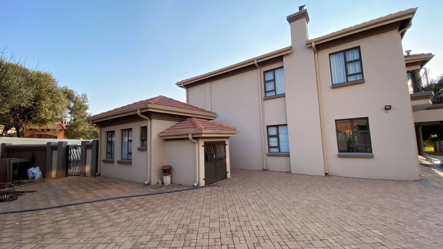 5 Bedroom Property for Sale in Zambezi Country Estate Gauteng