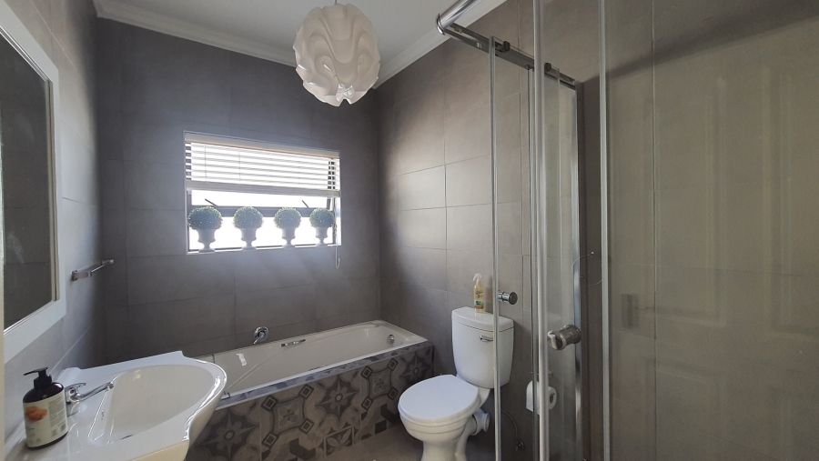 4 Bedroom Property for Sale in Allens Nek Gauteng