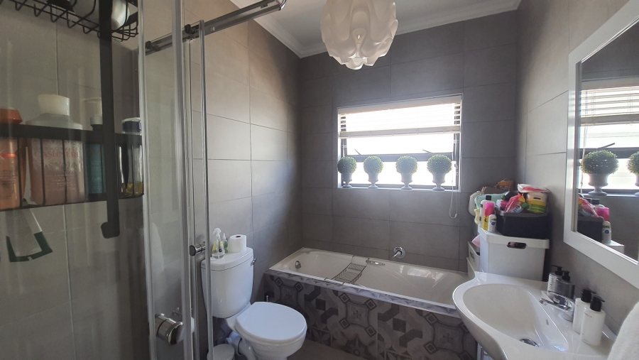 4 Bedroom Property for Sale in Allens Nek Gauteng