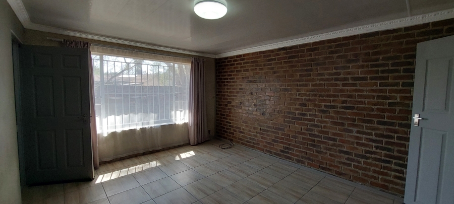 To Let 4 Bedroom Property for Rent in Brackendowns Gauteng