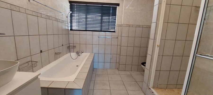 To Let 4 Bedroom Property for Rent in Brackendowns Gauteng