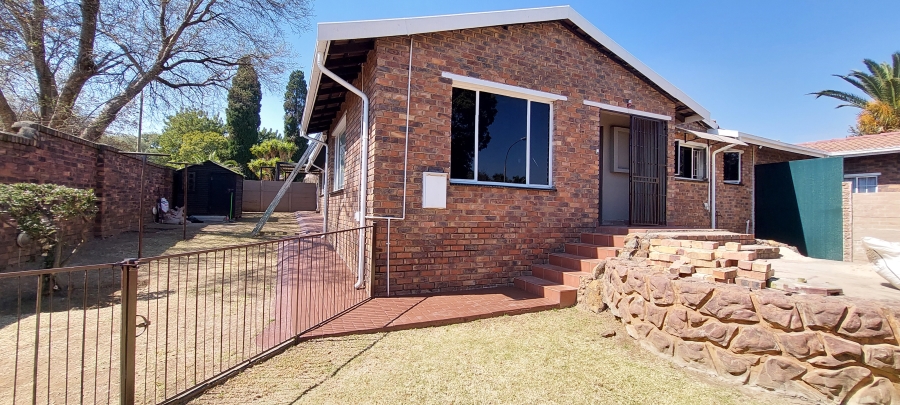 To Let 4 Bedroom Property for Rent in Brackendowns Gauteng