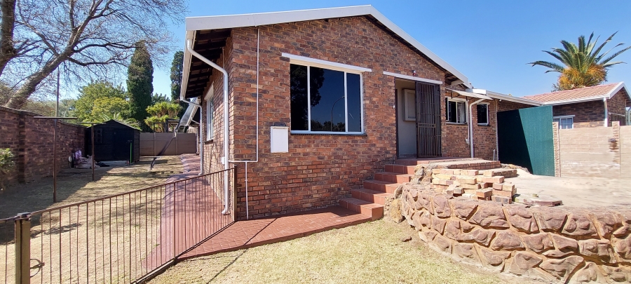 To Let 4 Bedroom Property for Rent in Brackendowns Gauteng