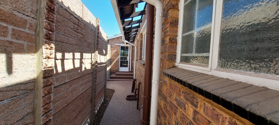 To Let 4 Bedroom Property for Rent in Brackendowns Gauteng