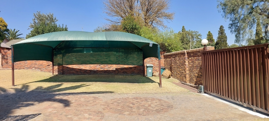 To Let 4 Bedroom Property for Rent in Brackendowns Gauteng