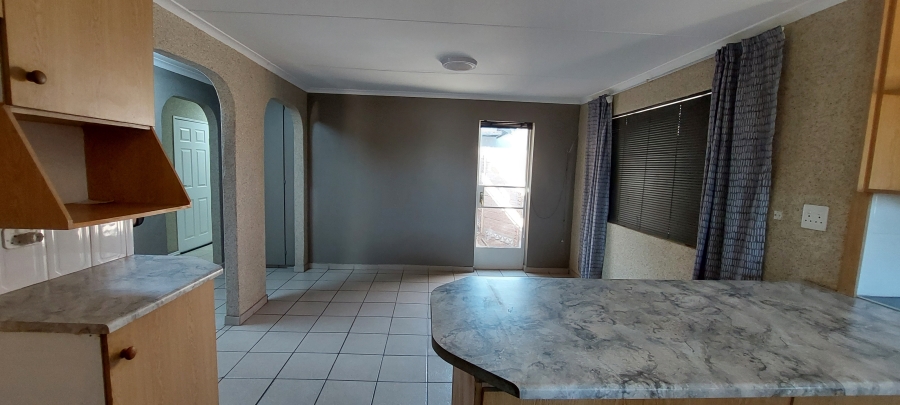 To Let 4 Bedroom Property for Rent in Brackendowns Gauteng