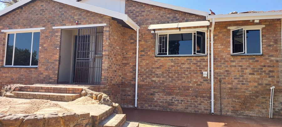 To Let 4 Bedroom Property for Rent in Brackendowns Gauteng