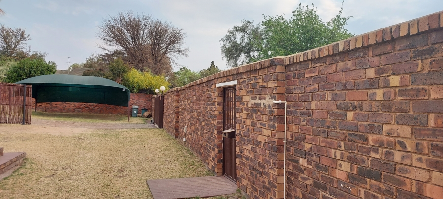 To Let 4 Bedroom Property for Rent in Brackendowns Gauteng