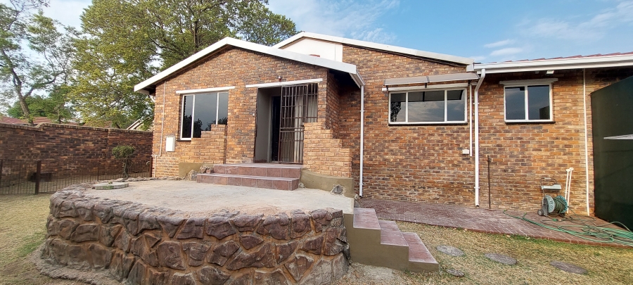 To Let 4 Bedroom Property for Rent in Brackendowns Gauteng