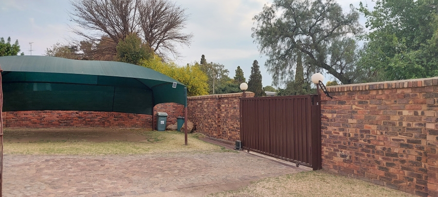 To Let 4 Bedroom Property for Rent in Brackendowns Gauteng