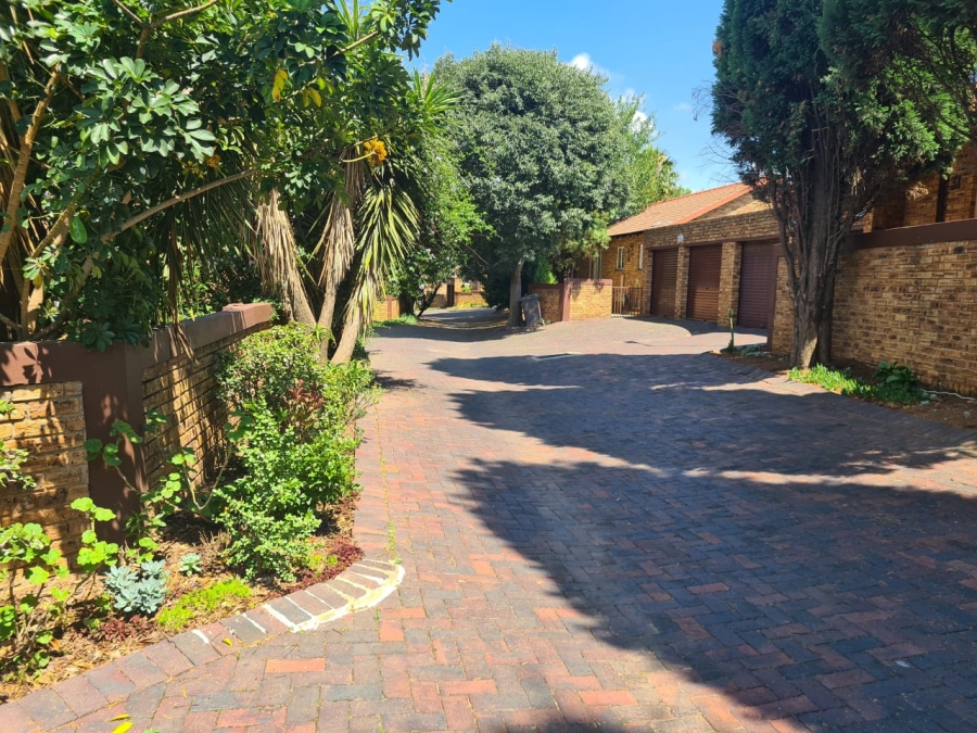 2 Bedroom Property for Sale in Wilgeheuwel Gauteng