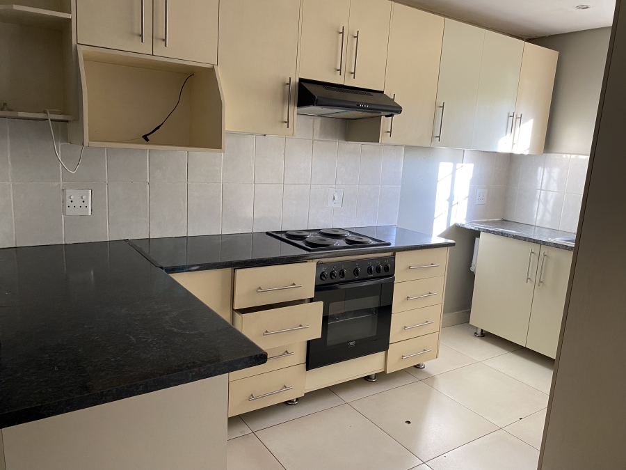 To Let 2 Bedroom Property for Rent in Noordwyk Gauteng