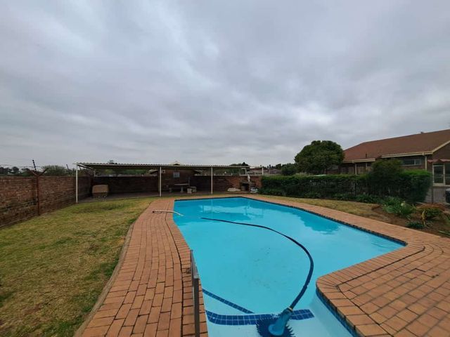 2 Bedroom Property for Sale in Brackendowns Gauteng