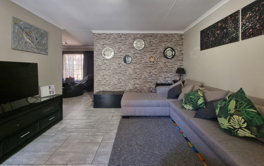 2 Bedroom Property for Sale in Eldoraigne Gauteng