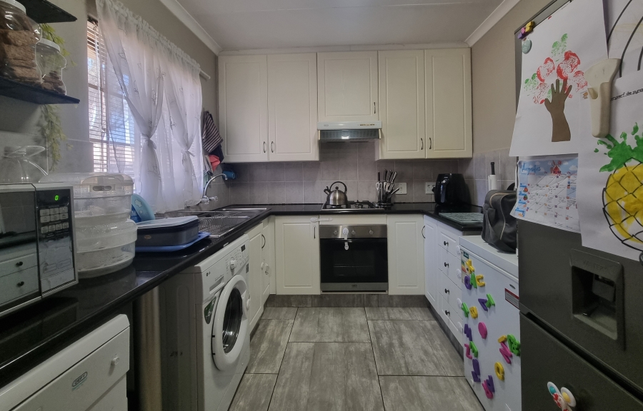 2 Bedroom Property for Sale in Eldoraigne Gauteng