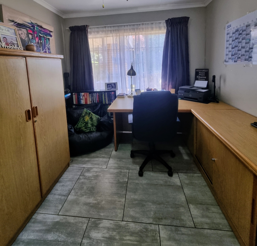 2 Bedroom Property for Sale in Eldoraigne Gauteng