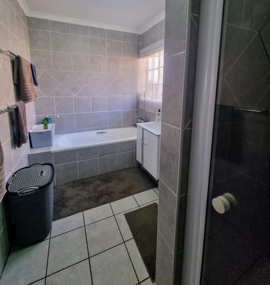 2 Bedroom Property for Sale in Eldoraigne Gauteng