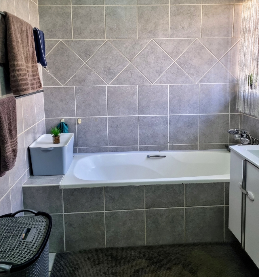 2 Bedroom Property for Sale in Eldoraigne Gauteng