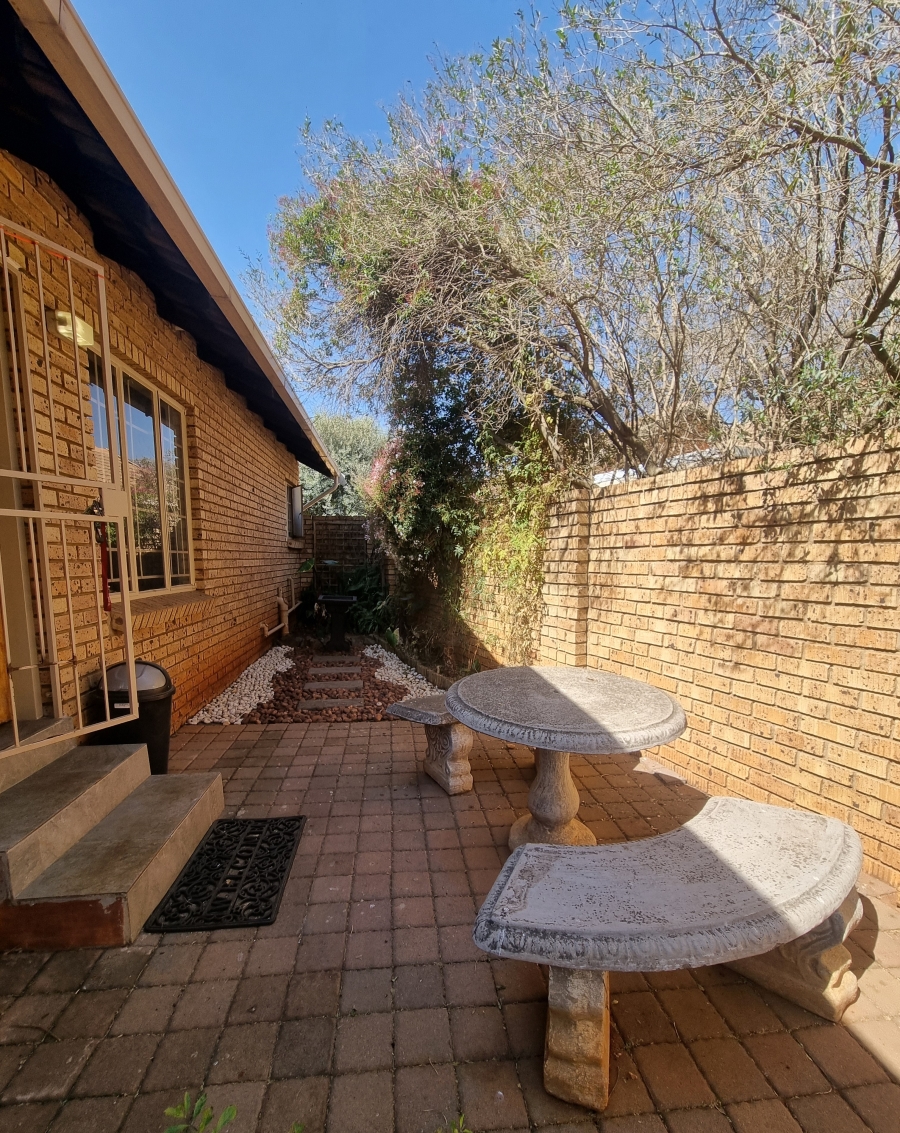 2 Bedroom Property for Sale in Eldoraigne Gauteng