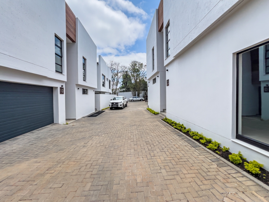 To Let 4 Bedroom Property for Rent in Hyde Park Gauteng