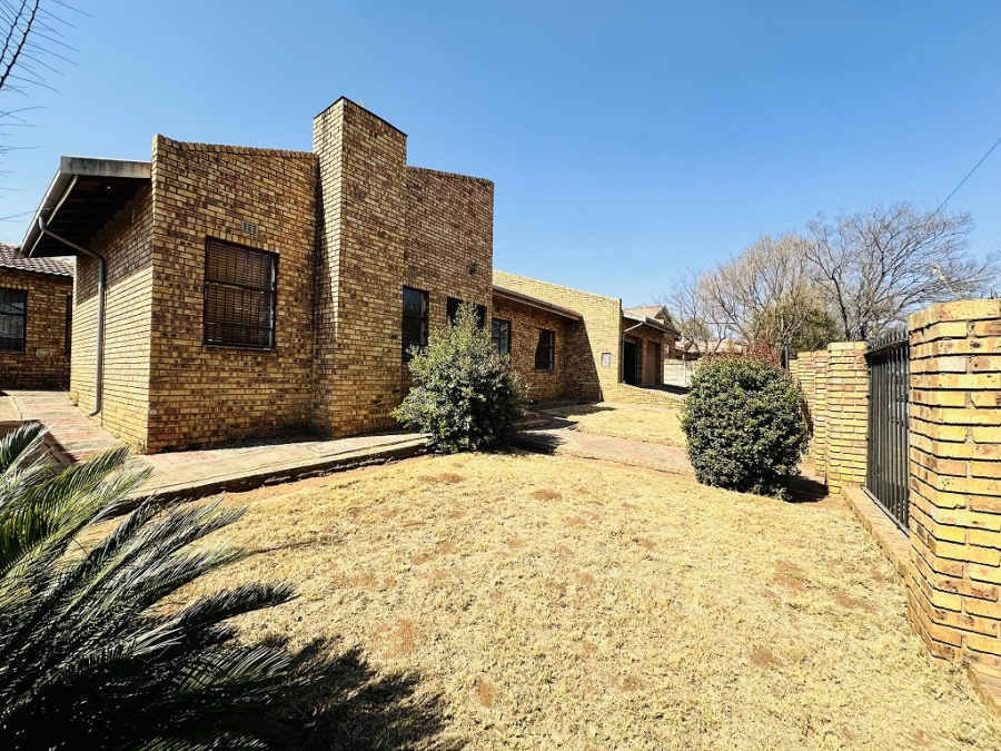 6 Bedroom Property for Sale in Gosforth Park Gauteng