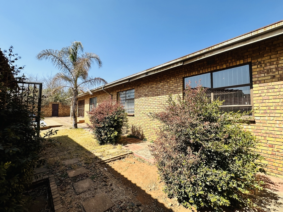 6 Bedroom Property for Sale in Gosforth Park Gauteng