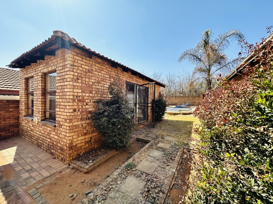 6 Bedroom Property for Sale in Gosforth Park Gauteng